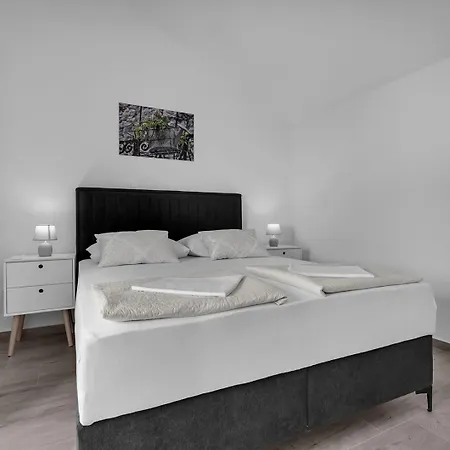 Irena With Heated Pool And Sea View Tatil Evi