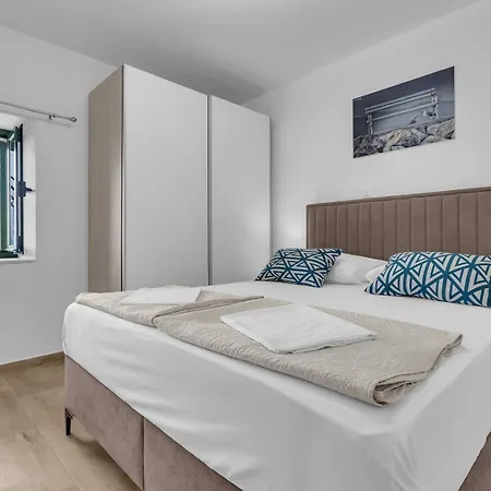 Tatil Evi Irena With Heated Pool And Sea View Makarska