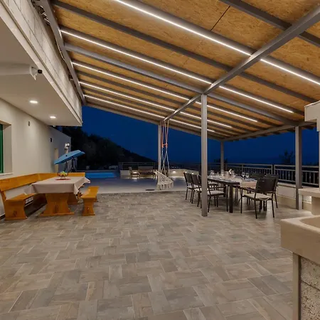 Tatil Evi Irena With Heated Pool And Sea View Makarska